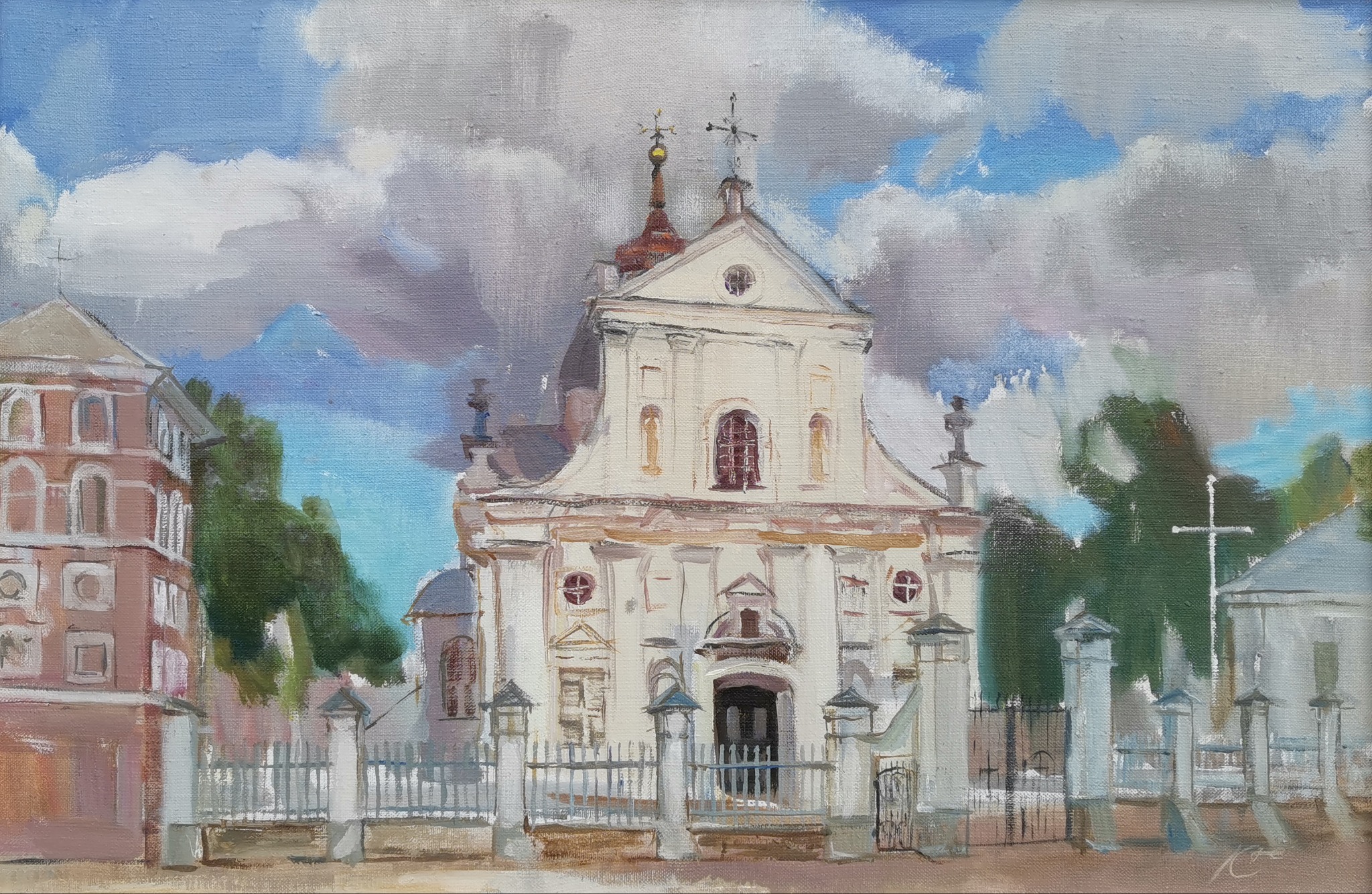 Obraz olejny przedstawiający barokowy kościół z białym frontem, otoczony metalowym ogrodzeniem, na tle błękitnego nieba z obłokami i fragmentami zabudowy miejskiej.