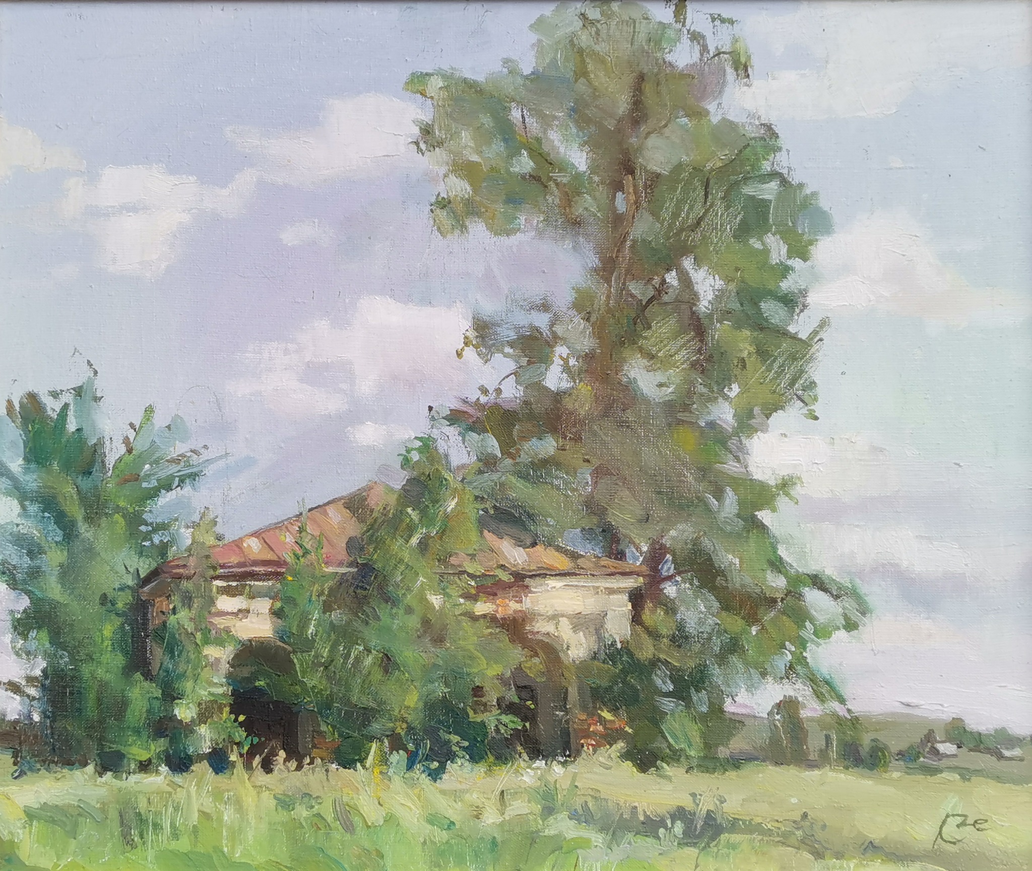 Pejzaż olejny przedstawiający stary dom z czerwonym dachem, częściowo zasłonięty przez bujne drzewa i zieloną trawę, na tle błękitnego nieba z delikatnymi chmurami. Widoczne impasty farby...