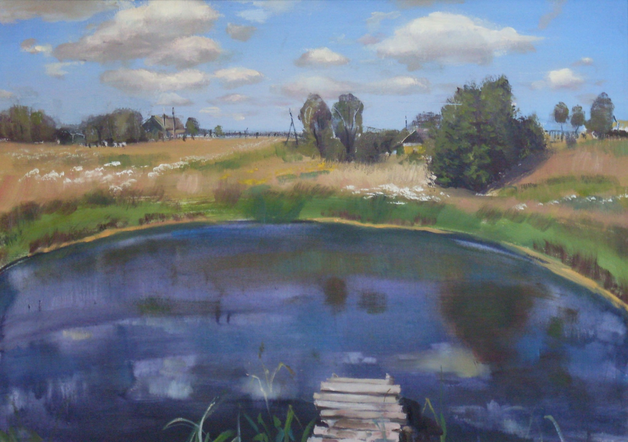 Pejzaż olejny przedstawiający wiejski staw z drewnianym pomostem na pierwszym planie, pole z zabudowaniami w tle pod błękitnym niebem z obłokami.