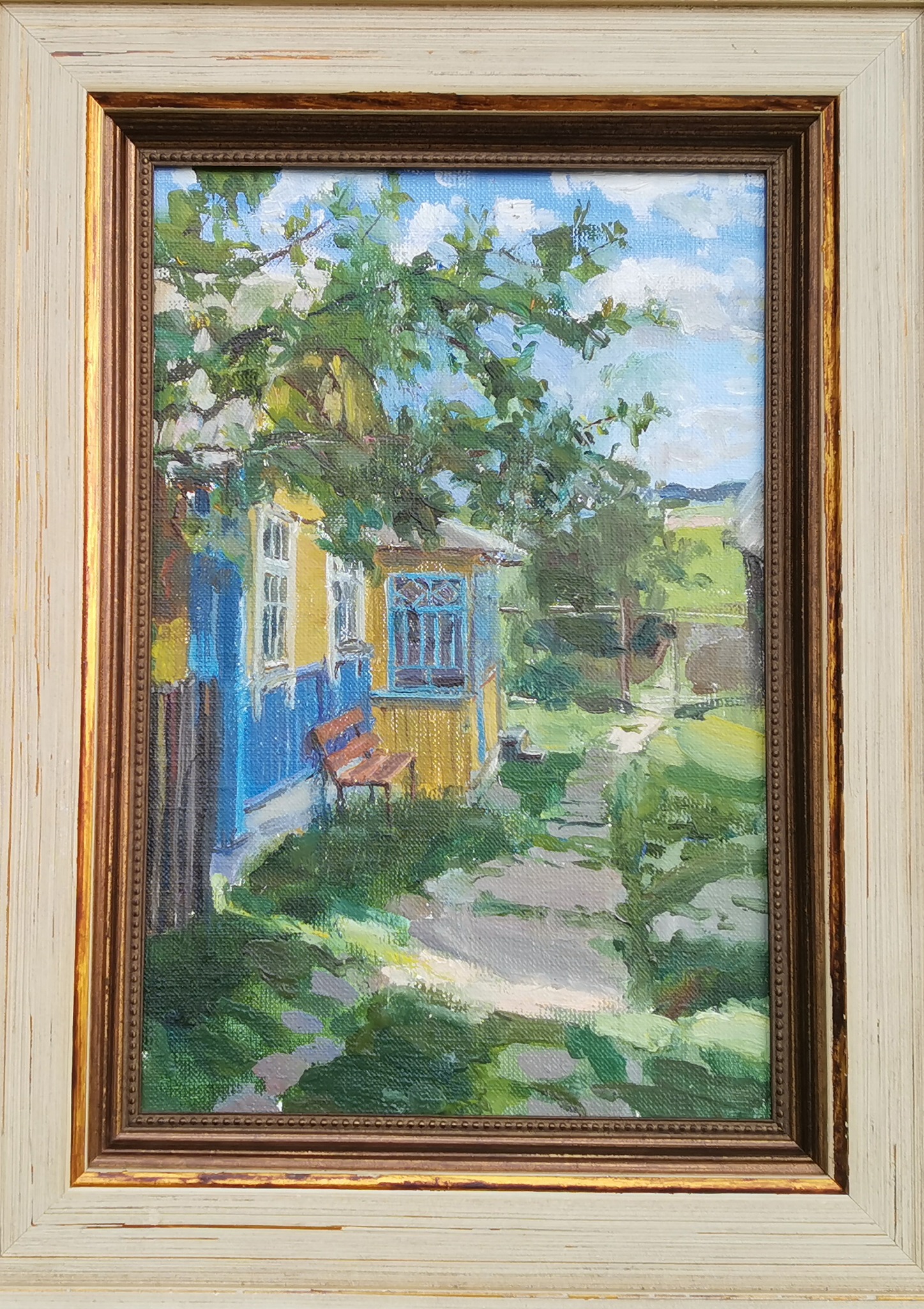 Pejzaż olejny przedstawiający wiejski dom z ogrodem, namalowany w impresjonistycznym stylu, w ramie.