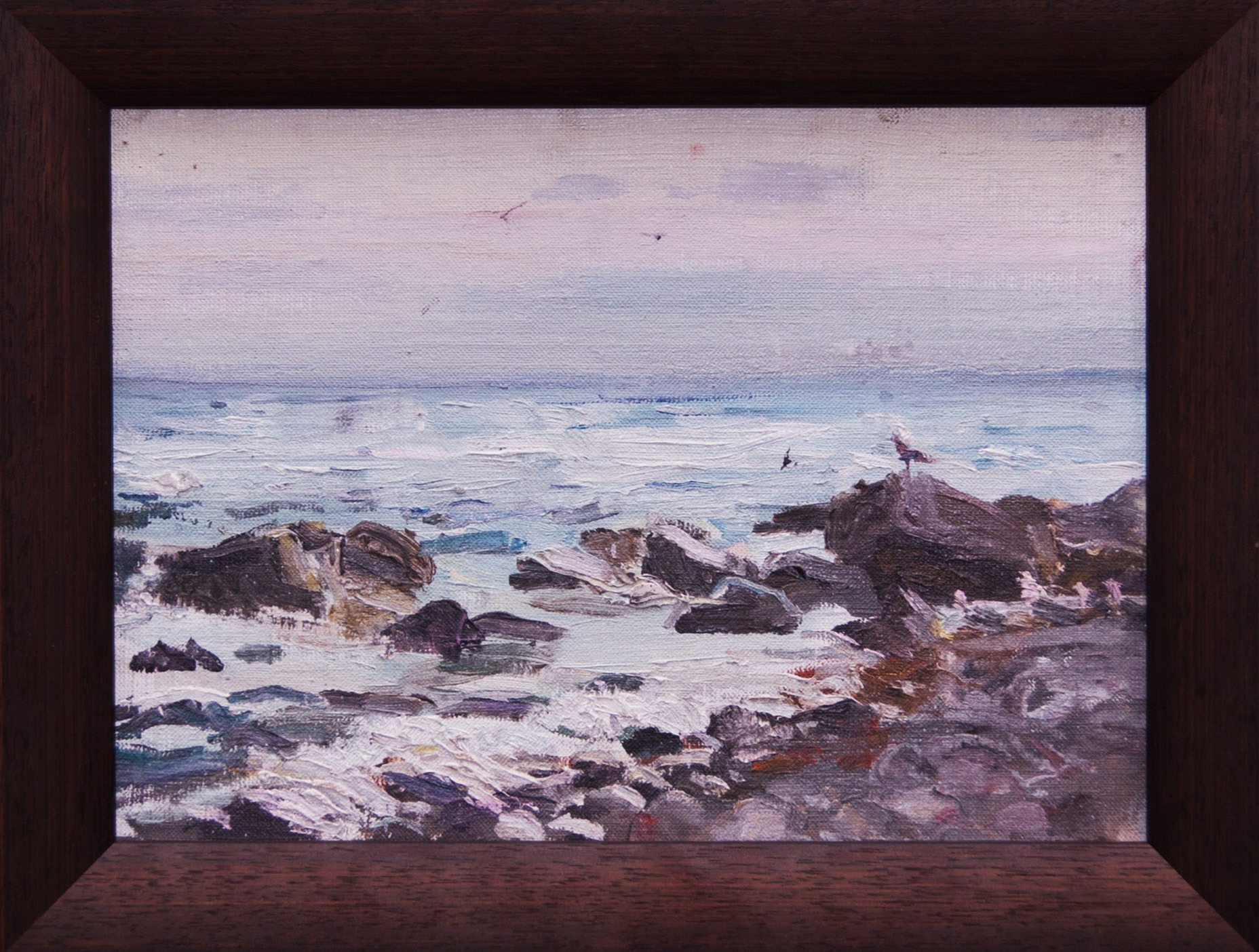 Oprawiony obraz olejny przedstawiający skaliste wybrzeże z ptakami, malowany w impresjonistycznym stylu z wyraźnymi pociągnięciami pędzla i stonowaną paletą barw.