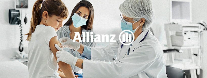 Lekarz w masce i rękawiczkach opatruje ramię dziecka po szczepieniu, w tle matka dziecka i sprzęt medyczny, widoczne logo Allianz.