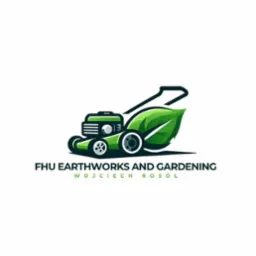 Logo firmy ogrodniczej FHU Earthworks and Gardening Wojciech Rosół, przedstawiające zieloną kosiarkę z liściem zamiast kosza.