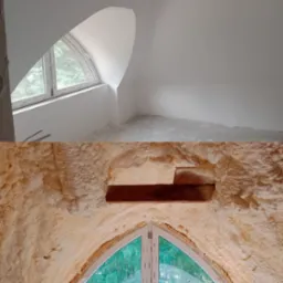 Poddasze z oknem w kształcie łuku: górna część po gładziowaniu i malowaniu na biało, dolna część z widoczną pianą izolacyjną przed wykończeniem.