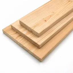 Stos trzech desek z jasnego drewna sosnowego, z widocznym usłojeniem i sękami, ułożonych na białym tle.