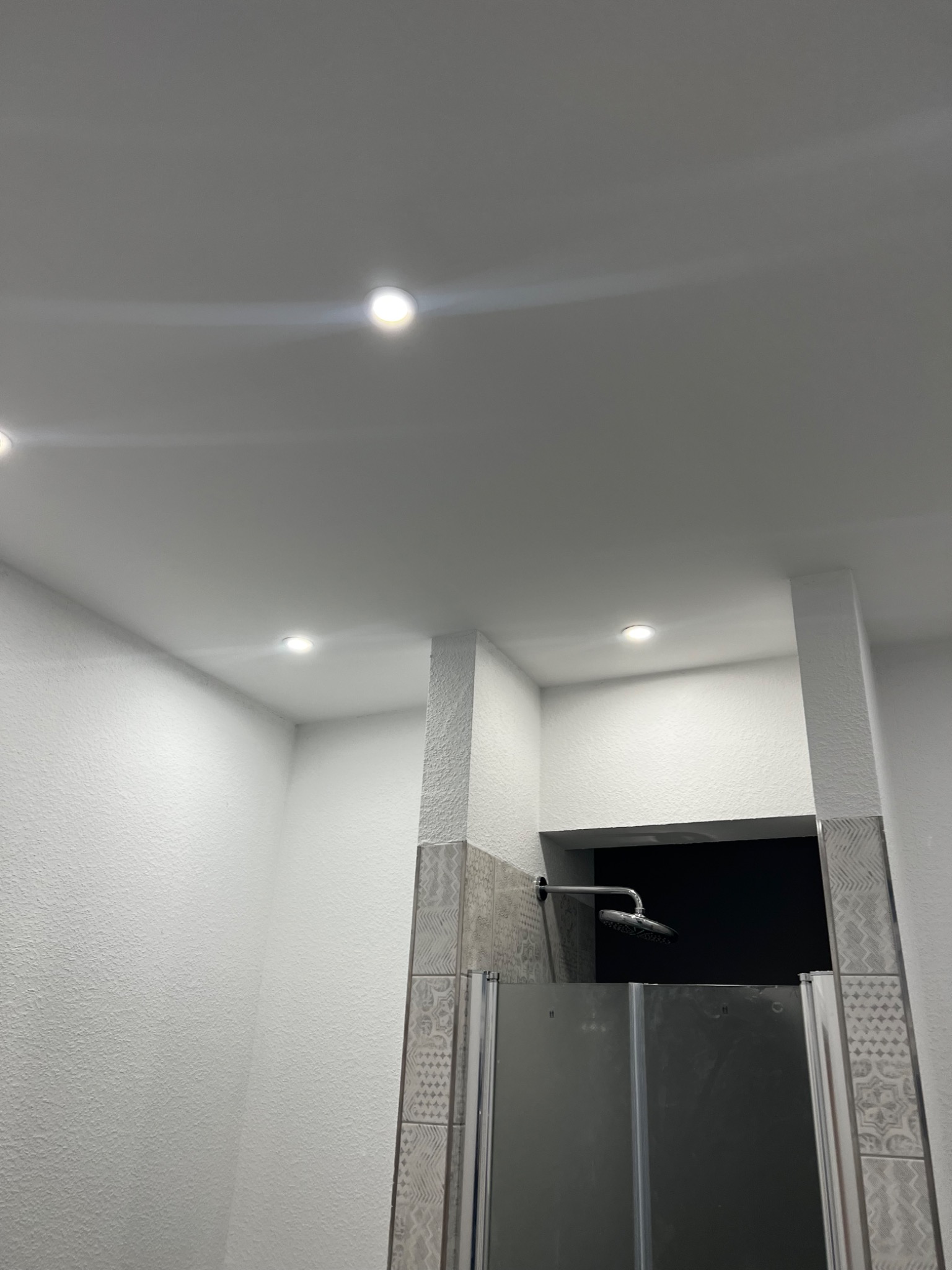 Wykończona łazienka w Kamiennej Górze z kabiną prysznicową, oświetleniem punktowym i ścianami o fakturze baranka.