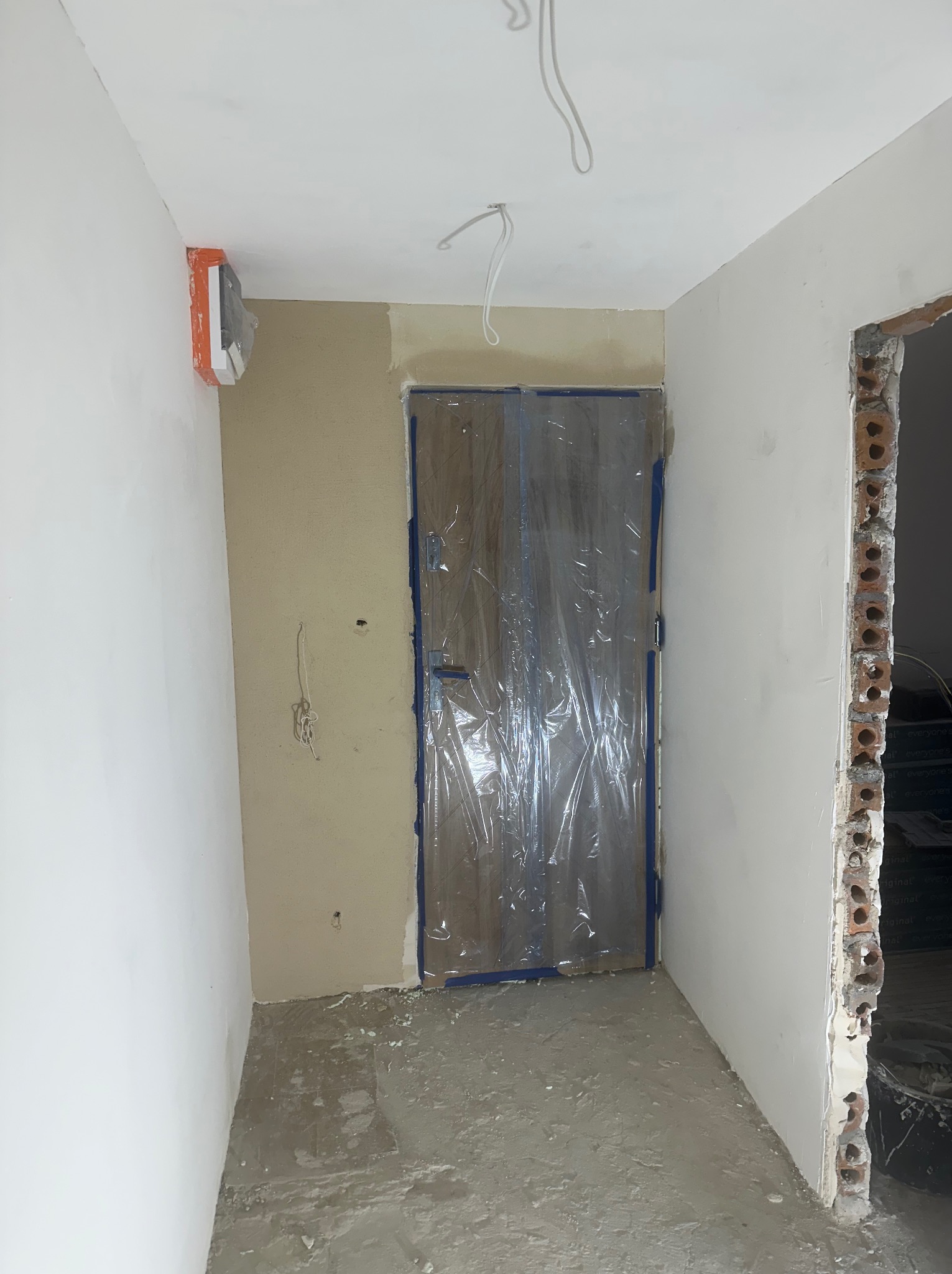 Wymienione drzwi ściana żelbet obróbka