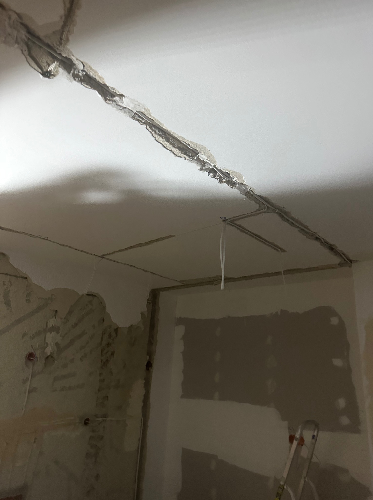 Instalacja elektryczna plus ściana przed tynkowaniem