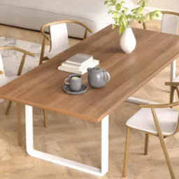 Drewniany stół jadalny z białymi nogami i krzesłami z jasnego drewna, wazon z zielonymi gałązkami, książki i zestaw do herbaty. Minimalistyczny design.