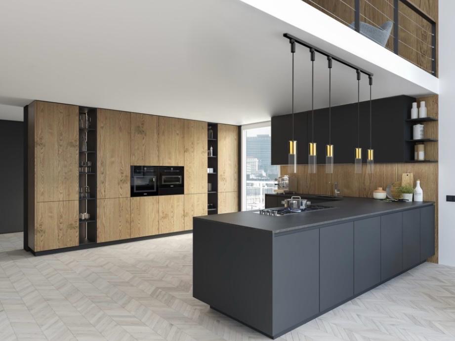 Nowoczesna kuchnia z drewnianymi frontami i czarną wyspą w Nowym Sączu. Minimalistyczne oświetlenie, parkiet w jodełkę, zabudowa pod sufit.