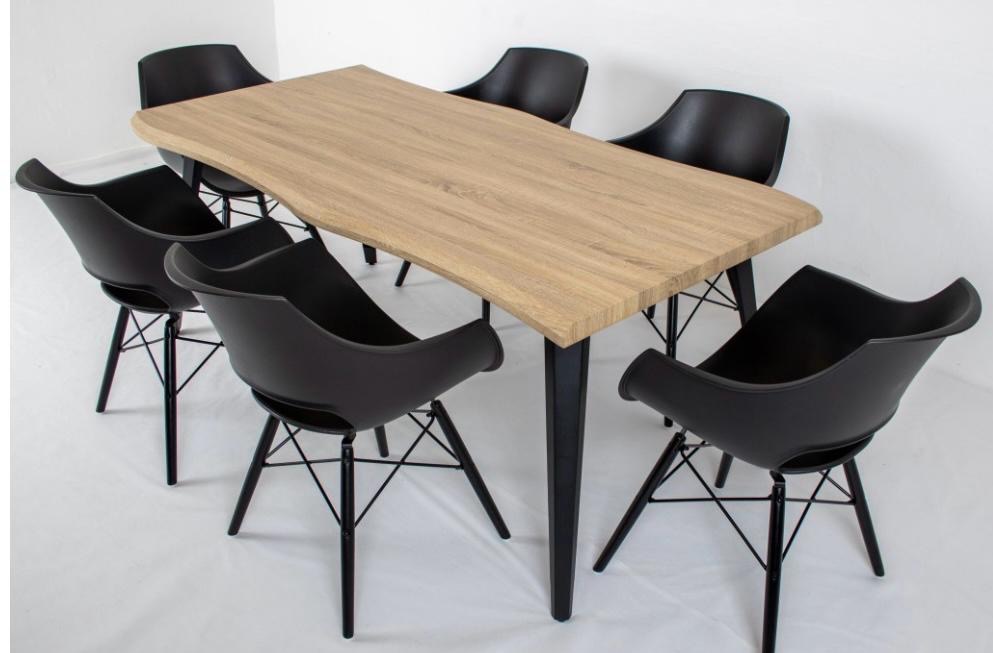 Stół z blatem drewnianym o nieregularnych krawędziach i sześcioma czarnymi krzesłami na metalowych nogach. Ustawienie na białym tle, podkreślające nowoczesny design.