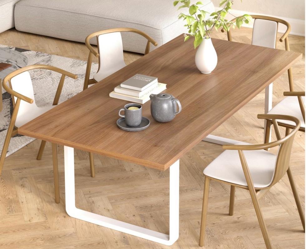 Drewniany stół jadalny z białymi nogami i krzesłami z jasnego drewna, wazon z zielonymi gałązkami, książki i zestaw do herbaty. Minimalistyczny design.