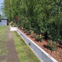 22m zbudowanej ściany zielni.  Dodatkowo w nocy pooświetlanej przez projektowy -  co tworzy niesamowity efekt! :)   