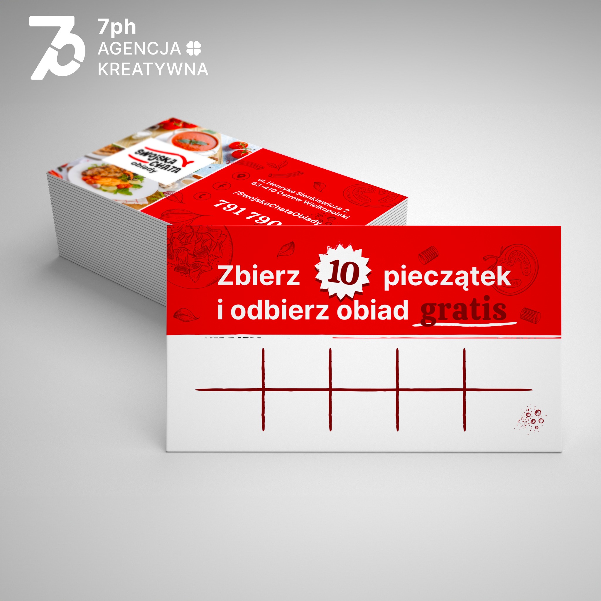 Stos wizytówek i kart rabatowych restauracji 'Swojska Chata Obiady' z hasłem 'Zbierz 10 pieczątek i odbierz obiad gratis', na szarym tle.