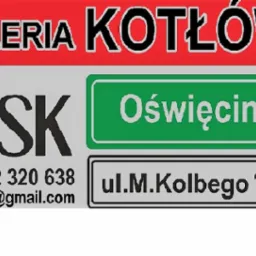 Szyld firmy 'Galeria Kotłów ISK' z Oświęcimia, oferującej usługi instalacyjne, prezentujący logo z narzędziami, numer telefonu i adres e-mail.