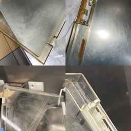 KrisKross Usługi Sprzątające - Czyszczenie przemysłowej kuwety z resztkami pożywienia, widoczne zabrudzenia przed umyciem, ujęcie z bliska, fragment dłoni w niebieskiej rękawicy ochronnej.