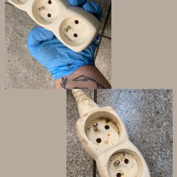 KrisKross Usługi Sprzątające - Listwa zasilająca przed i po czyszczeniu w Gliwicach. Dłoń w niebieskiej rękawicy trzyma czystą listwę; poniżej brudna listwa na szarym tle.