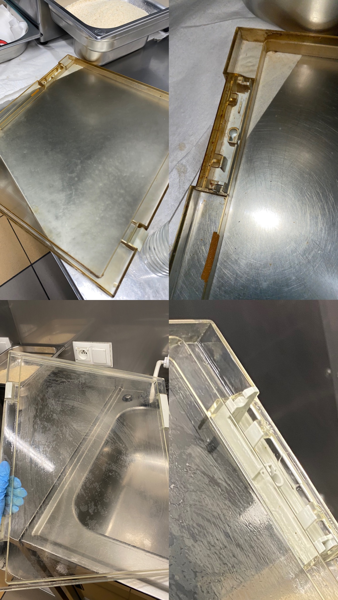 Czyszczenie przemysłowej kuwety z resztkami pożywienia, widoczne zabrudzenia przed umyciem, ujęcie z bliska, fragment dłoni w niebieskiej rękawicy ochronnej.