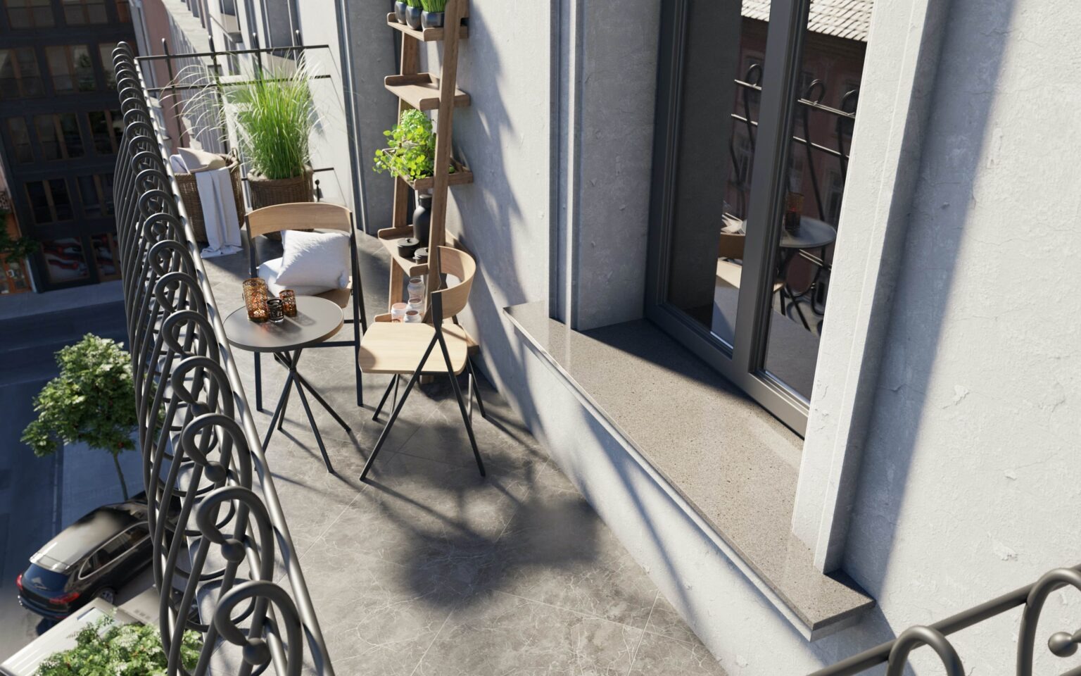 Szary, kamienny parapet zewnętrzny pod oknem na balkonie, z widocznym stolikiem kawowym, krzesłami i roślinami w tle, z perspektywy z góry.