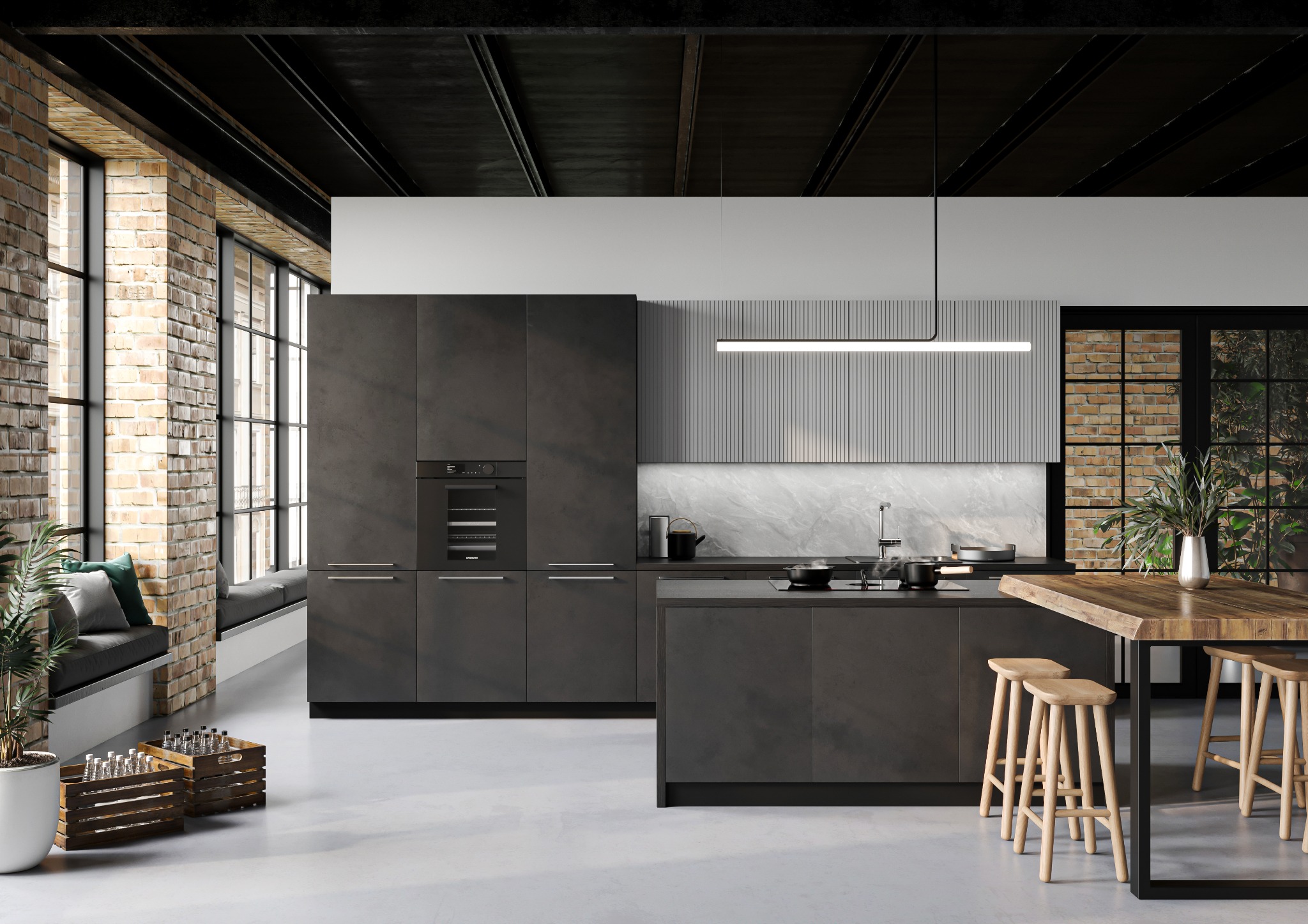 Nowoczesna kuchnia w stylu loft z ciemnymi, matowymi frontami, wyspą kuchenną i drewnianym stołem z hokerami, widoczne skrzynki z butelkami przy oknie.
