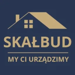 Logo firmy budowlanej SKAŁBUD z motywem dachu i hasłem 'MY CI URZĄDZIMY' na ciemnoniebieskim tle.