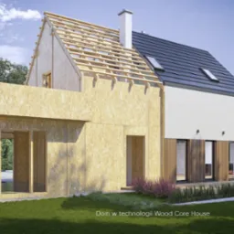 Budowa domu w Zawidowie w technologii szkieletowej, widoczne ściany z płyt OSB, częściowo wykończony dach z oknem, nowoczesna elewacja z elementami drewnianymi i oświetleniem zewnętrznym.