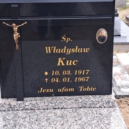 B.U. REM-BUD BOGUSŁAW BUCZKO - Czarny, granitowy nagrobek z wygrawerowanym imieniem i nazwiskiem Władysława Kuc, datami urodzenia i śmierci, krucyfiksem oraz portretem zmarłego, obok nagrobek z rzeźbą anioła.