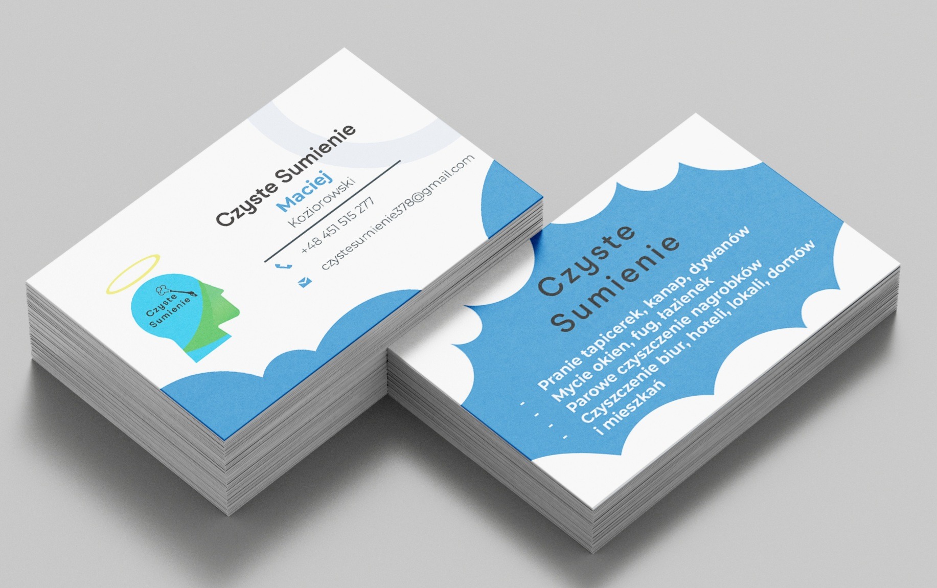 Stos wizytówek firmy 'Czyste Sumienie' oferującej pranie tapicerek, mycie okien i czyszczenie parowe.