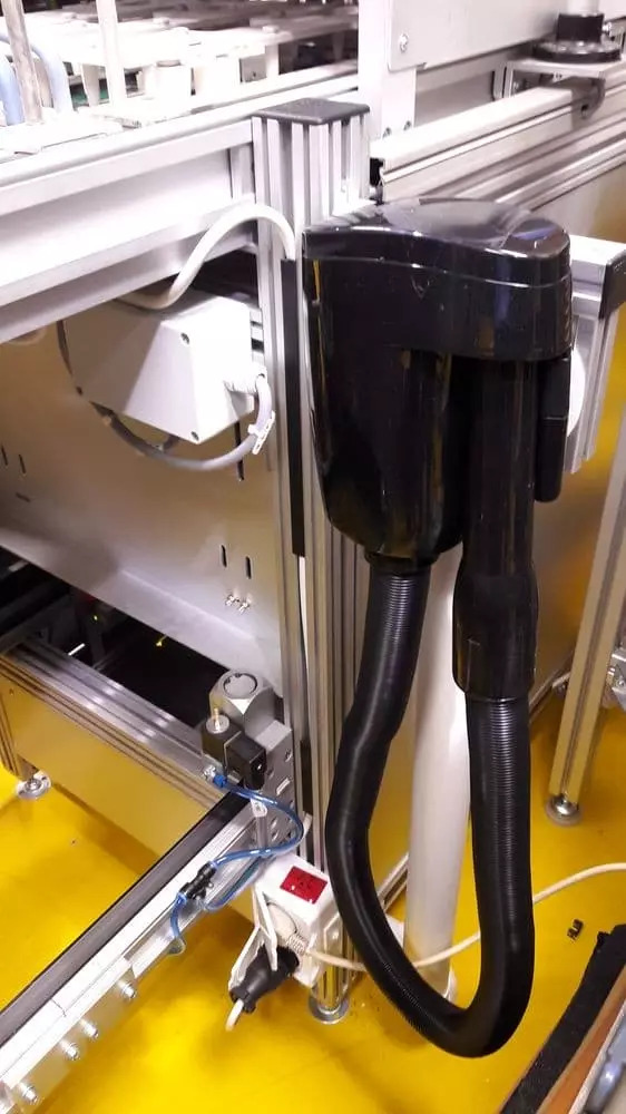 Kolejny raz montaż w fabryce, przy stanowisku pracy.