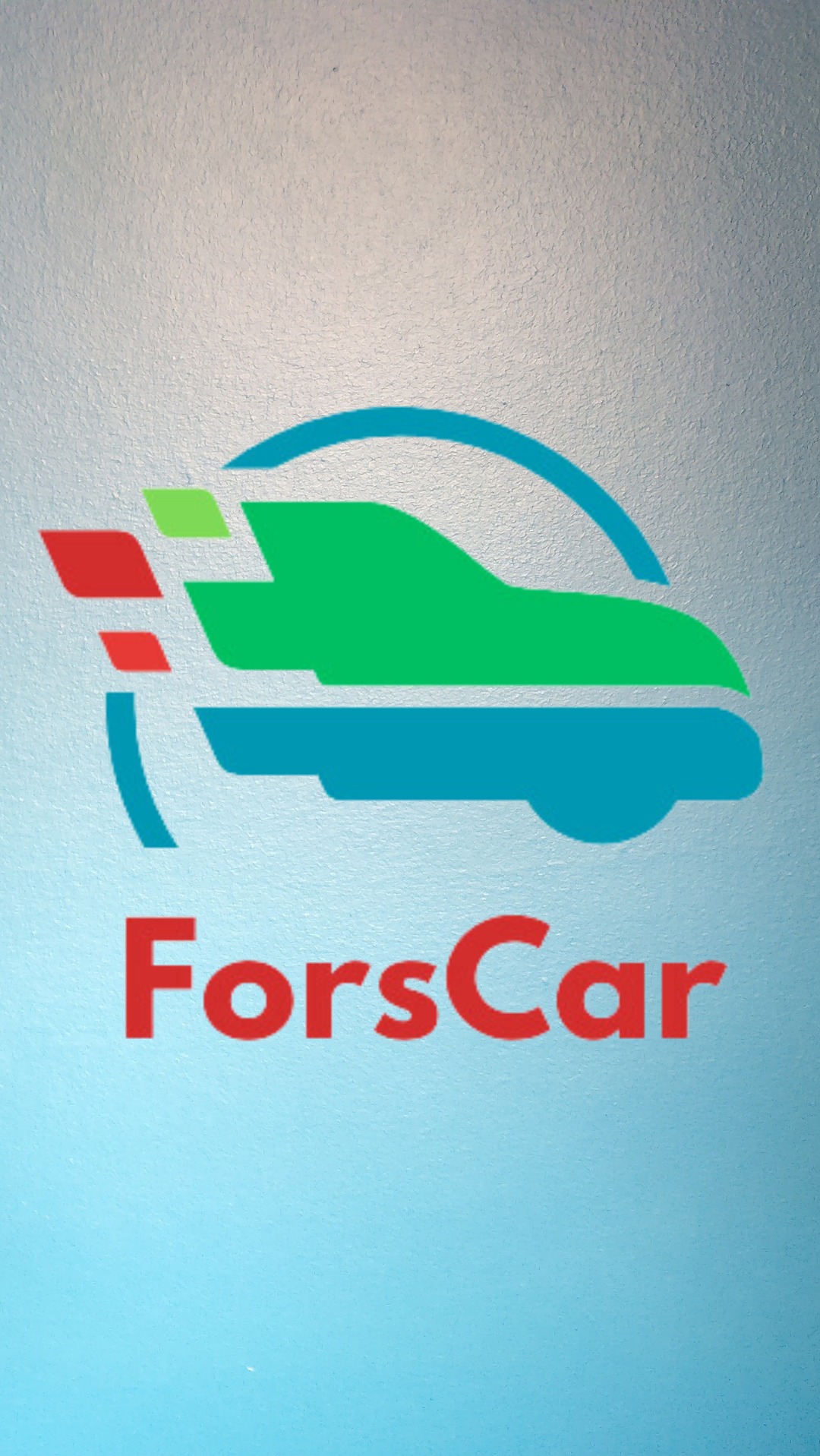 Logo firmy ForsCar przedstawiające stylizowany, wielokolorowy samochód w ruchu na tle jasnej, teksturowanej ściany.