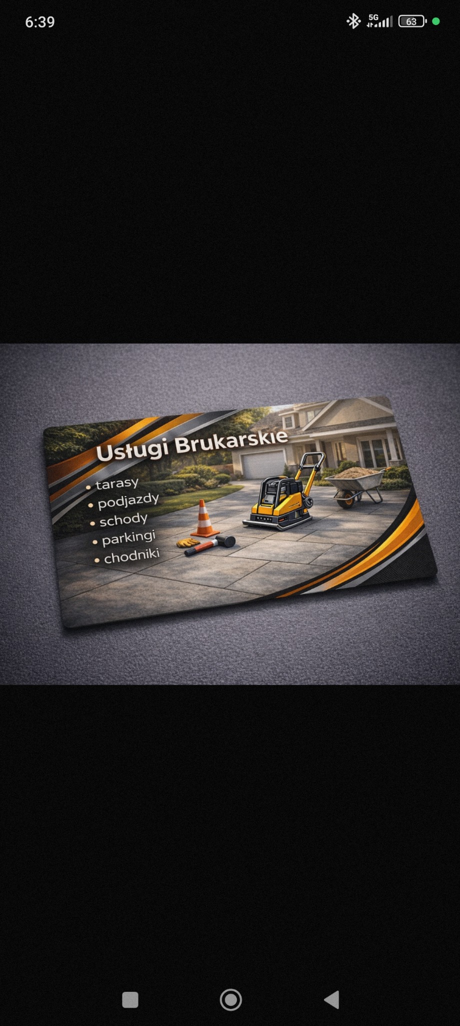 Karta wizytowa z grafiką: dom, ubita kostka, maszyna brukarska, taczka z piaskiem, stożek ostrzegawczy. Napis: Usługi Brukarskie, tarasy, podjazdy, schody, parkingi, chodniki.