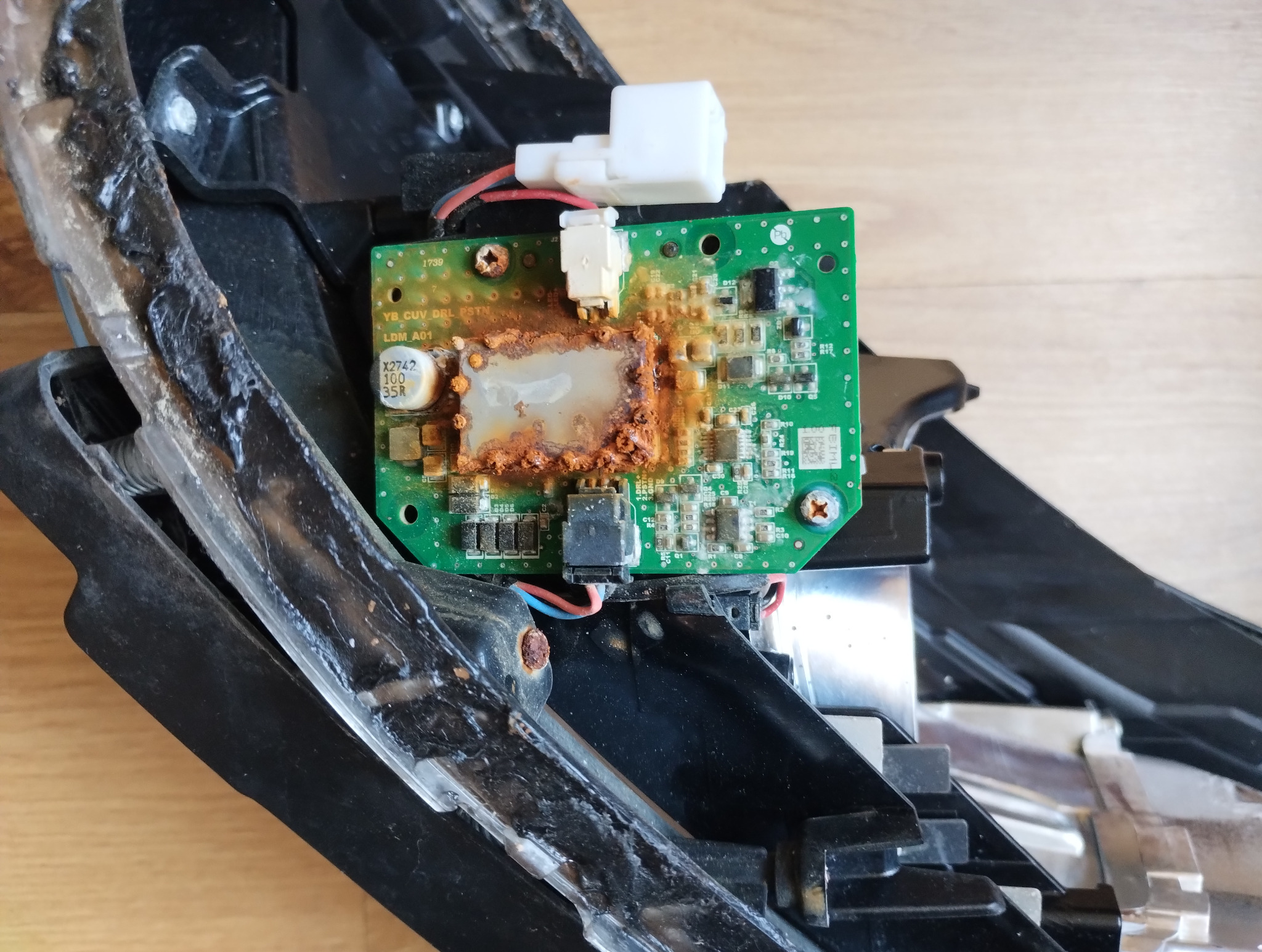 Naprawa lampy, gdy dostanie się woda