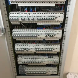 Rozdzielnica elektryczna z wieloma zabezpieczeniami różnicowoprądowymi i nadprądowymi marki Legrand, widoczne szczegółowe oznaczenia numeracji i parametrów, schludne ułożenie przewodów.