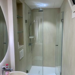 Tedeco - Nowoczesna łazienka z kabiną prysznicową typu walk-in, owalnym lustrem z podświetleniem LED i beżowymi ścianami wykończonymi w stylu minimalistycznym.