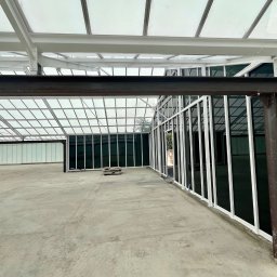 Modyfikacja szklarni do uprawy kwiatów na Showroom dla samochodów klasycznych pow 1500m kwadratowych.
Zakres Prac:
Modyfikacja całej konstrukcji
Malowanie konstrukcji
Wymontowanie starych szyb 4 mm
Montaż szyb laminowanych 8 mm 