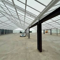 Modyfikacja szklarni do uprawy kwiatów na Showroom dla samochodów klasycznych pow 1500m kwadratowych.
Zakres Prac:
Modyfikacja całej konstrukcji
Malowanie konstrukcji
Wymontowanie starych szyb 4 mm
Montaż szyb laminowanych 8 mm 
