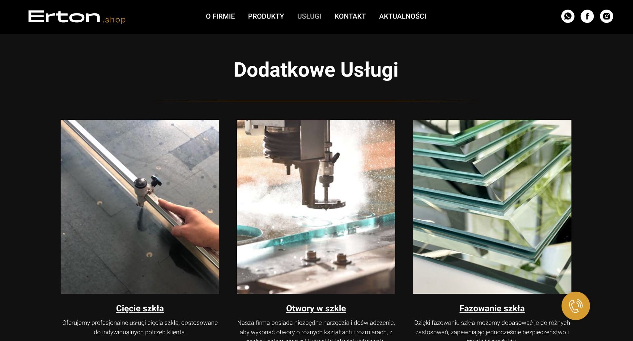 Cięcie szkła: Dłoń trzyma narzędzie do cięcia szkła wzdłuż krawędzi tafli, precyzyjne nacięcie na szarej powierzchni stołu roboczego.