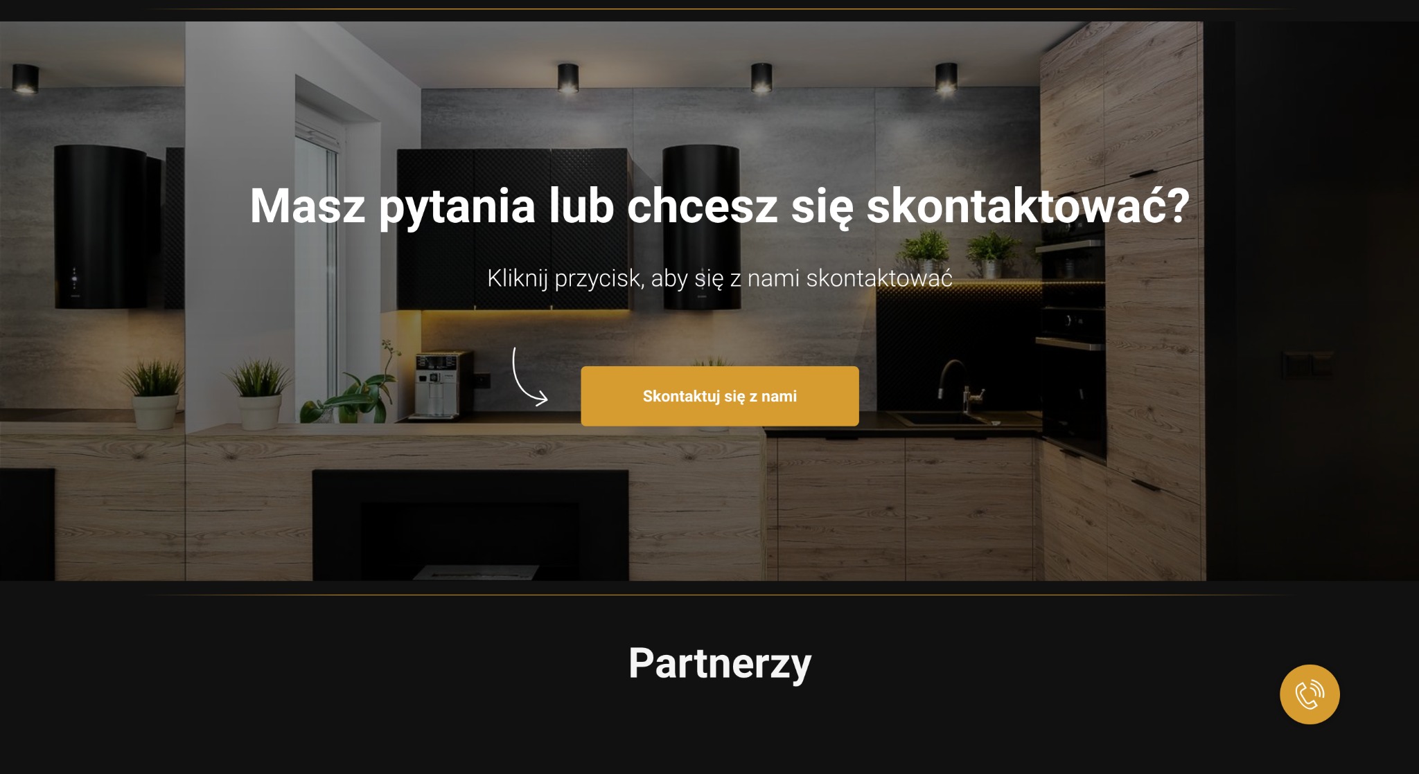 Nowoczesna kuchnia z drewnianymi frontami szafek i czarnymi elementami, oświetlona punktowymi lampami sufitowymi, z widocznym ekspresem do kawy i roślinami doniczkowymi na blacie.