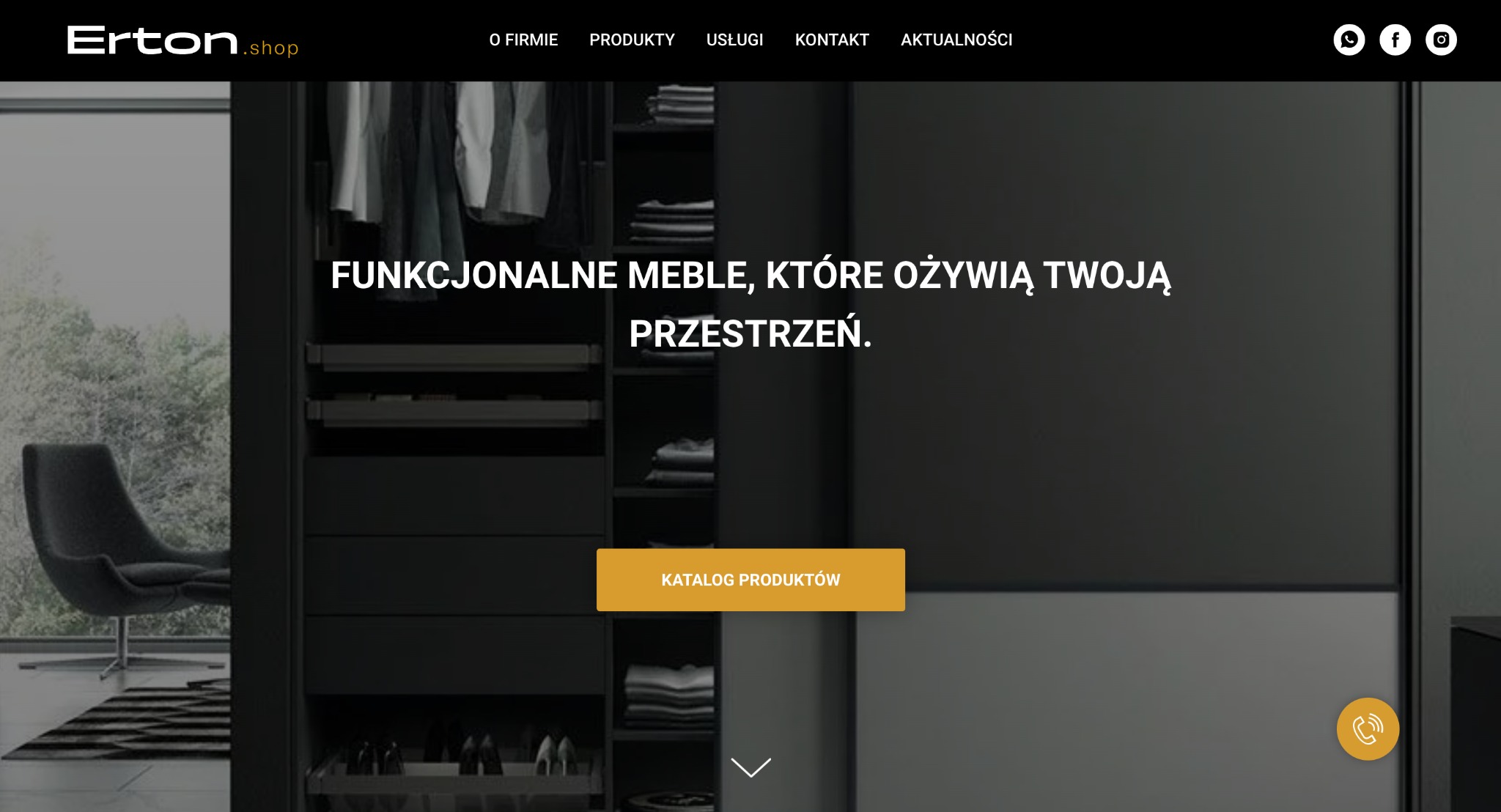 Strona internetowa firmy meblowej Erton.shop z minimalistycznym designem, prezentująca funkcjonalne meble na wymiar w odcieniach szarości i czerni, z widocznym wnętrzem szafy i fotelem w tle.