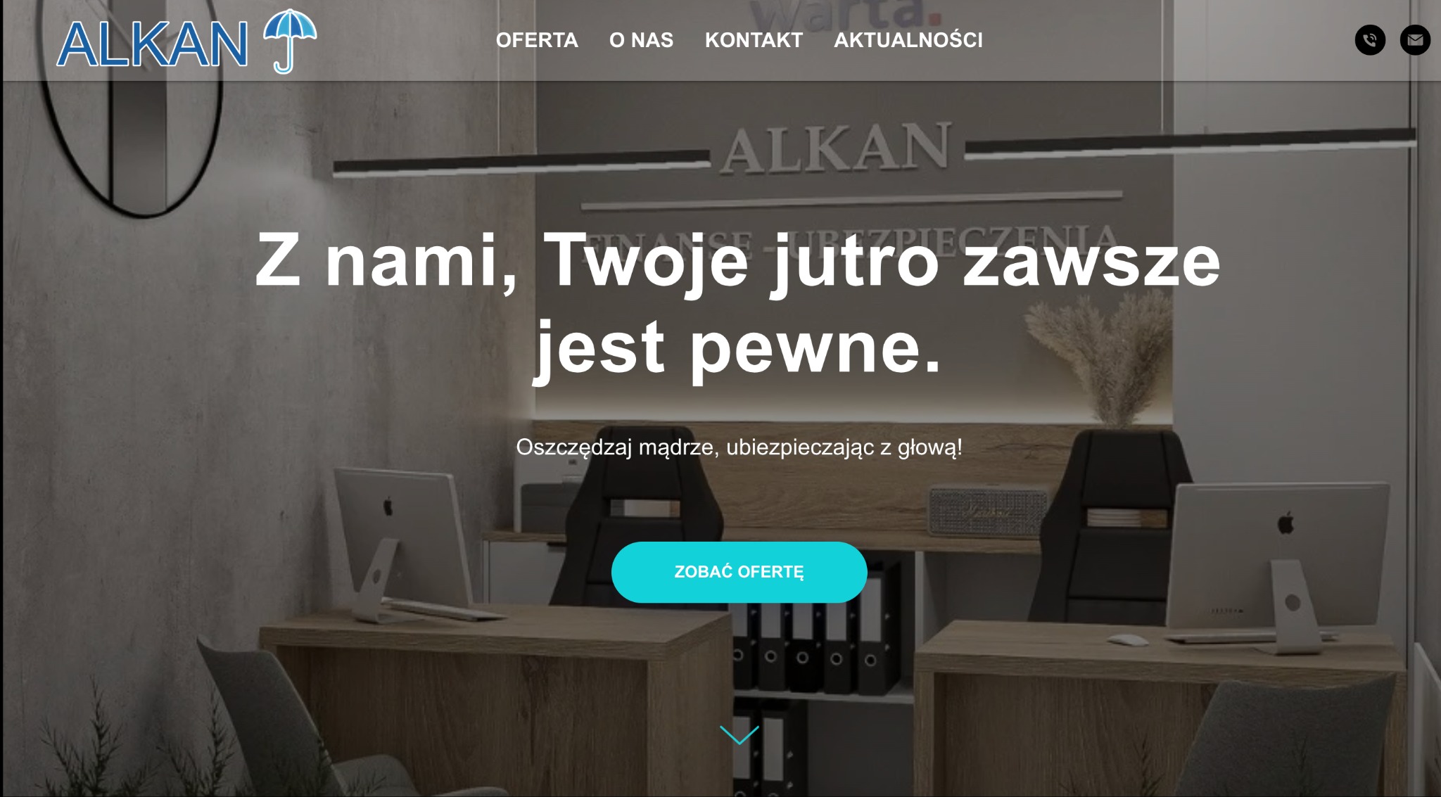Strona internetowa firmy ubezpieczeniowej Alkan z hasłem 'Z nami, Twoje jutro zawsze jest pewne' wyświetlana na ekranie komputera w nowoczesnym biurze.
