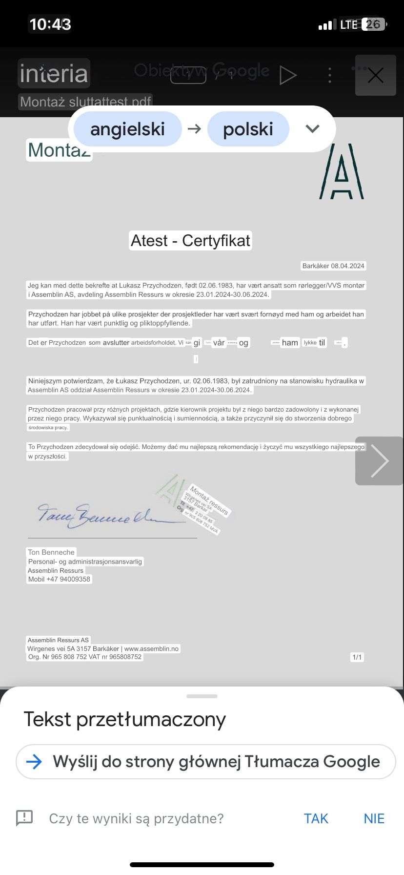 Zrzut ekranu tłumaczenia certyfikatu zatrudnienia hydraulika Łukasza Przychodzenia z norweskiego na polski za pomocą Tłumacza Google, widoczne dane firmy Assemblin Ressurs AS.