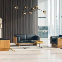 Nowoczesny salon z sofą i fotelem z jasnego drewna i czarnej skóry, minimalistyczny stolik kawowy, rzeźba popiersia na kolumnie i designerska lampa wisząca na tle drewnianej ściany i okna...