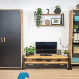 Nowoczesny zestaw mebli do salonu w Biłgoraju: wysoka szafa z czarnymi frontami i drewnianym obramowaniem, szafka RTV z drewnianym blatem i czarnymi szufladami, witryna z przeszklonymi drzwiami...