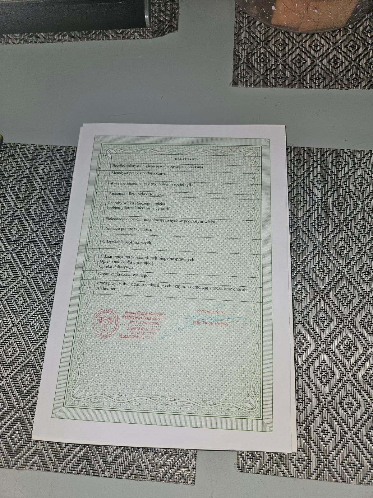 Certyfikat ukończenia kursu z zakresu opieki, z listą tematów zajęć obejmujących bezpieczeństwo, metodykę pracy z podopiecznymi, psychologię, anatomię, choroby wieku starczego i geriatrię...