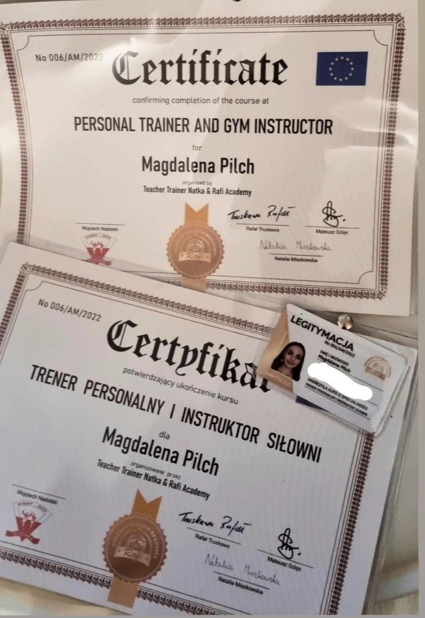 Dwa certyfikaty ukończenia kursu trenera personalnego i instruktora siłowni oraz legitymacja ze zdjęciem, wszystkie dokumenty należące do Magdaleny Pilch, z podpisami organizatorów kursu Teacher...