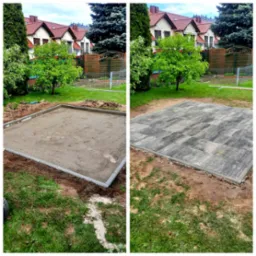 Porównanie dwóch etapów budowy: przygotowany teren pod kostkę z obrzeżami oraz ułożona kostka brukowa w ogrodzie, widoczne drzewa i domy w tle.