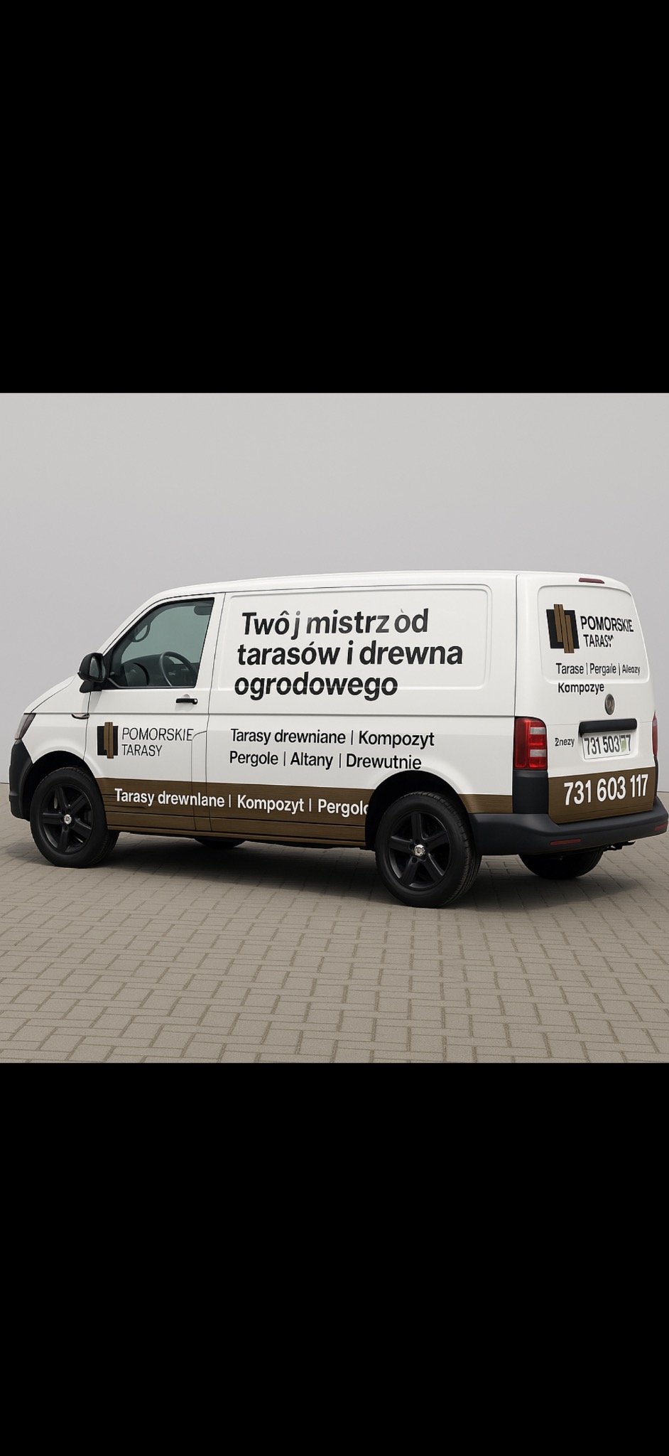 Biały van z brązowymi akcentami i logo firmy 'Pomorskie Tarasy', oferującej tarasy drewniane, kompozytowe, pergole i altany. Widoczny numer telefonu i hasło reklamowe.