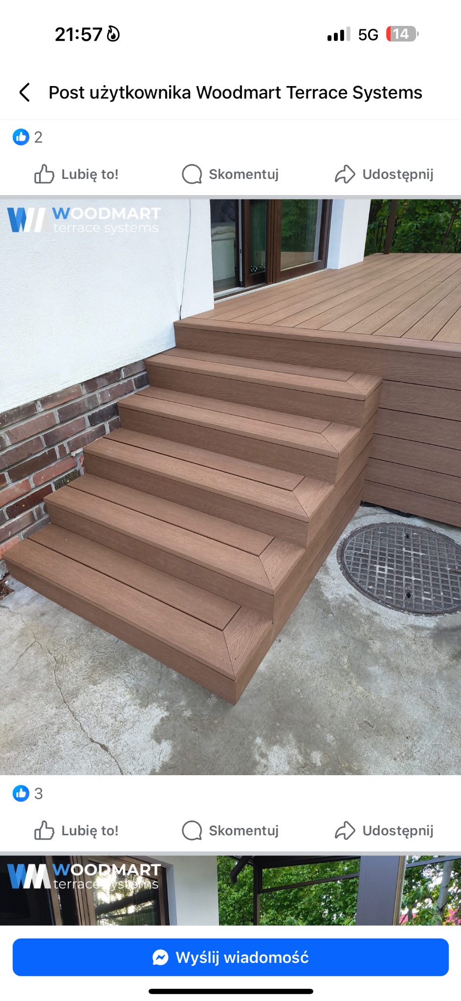 Schody i fragment tarasu z desek kompozytowych w odcieniach brązu, prowadzące do drzwi balkonowych. Widoczny fragment muru z cegły i studzienka kanalizacyjna.