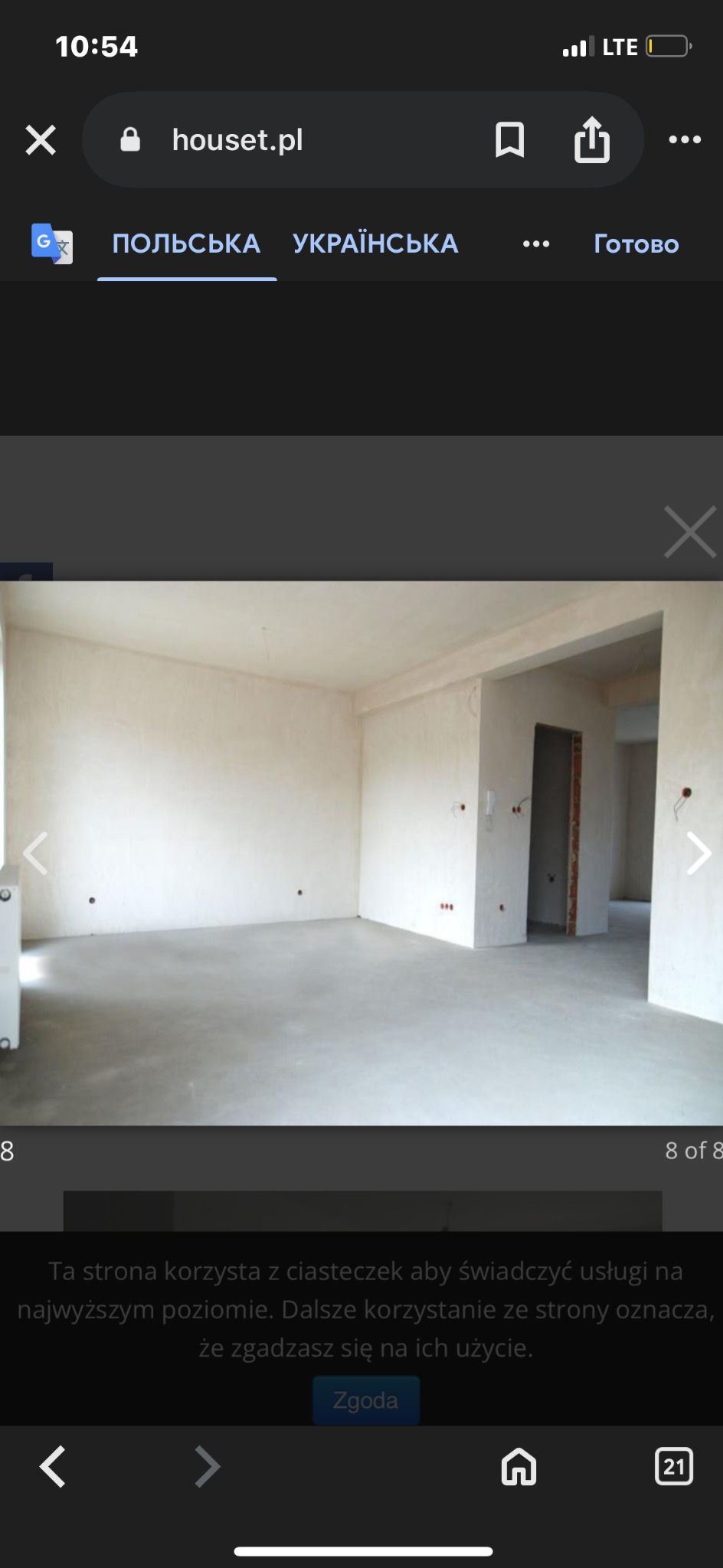 Surowe wnętrze w trakcie prac wykończeniowych: gładkie, jasne ściany, betonowa podłoga, widoczne instalacje elektryczne. Stan deweloperski, gotowe do dalszych prac.