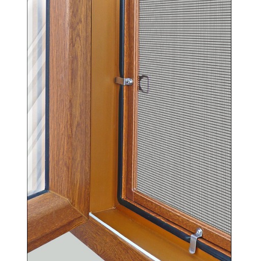 Fragment okna z brązową ramą i zamontowaną siatką przeciw owadom z metalowymi zaczepami.